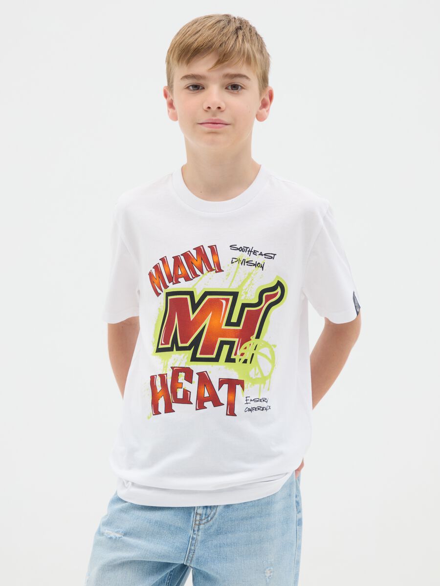 T-shirt da ragazzo in puro cotone bianca regular fit con grafica Miami Heat_0