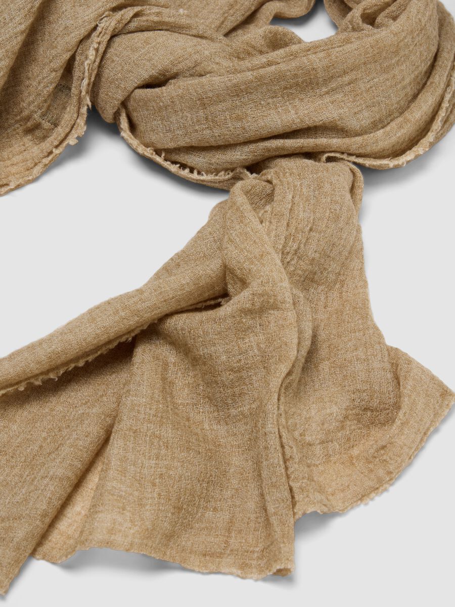 Sciarpa beige in misto lana con bordi sfrangiati_1