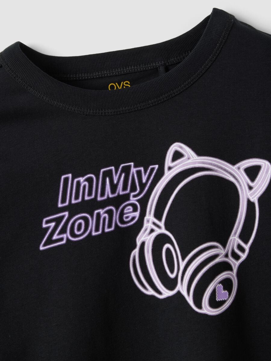 T-shirt crop nera in puro cotone organico con collo a costine per ragazza_1