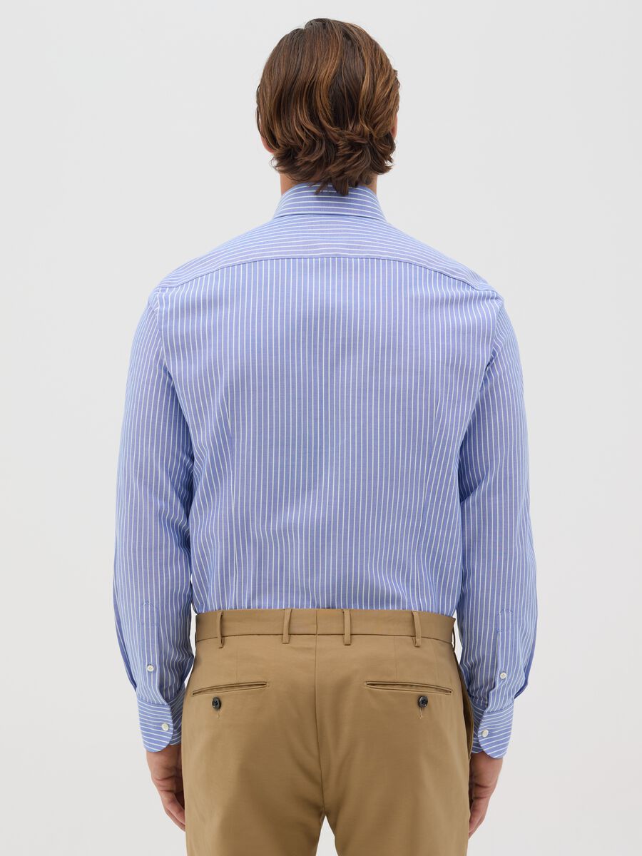 Men’s light blue slim-fit shirt in 100% cotton with cutaway collar_3
