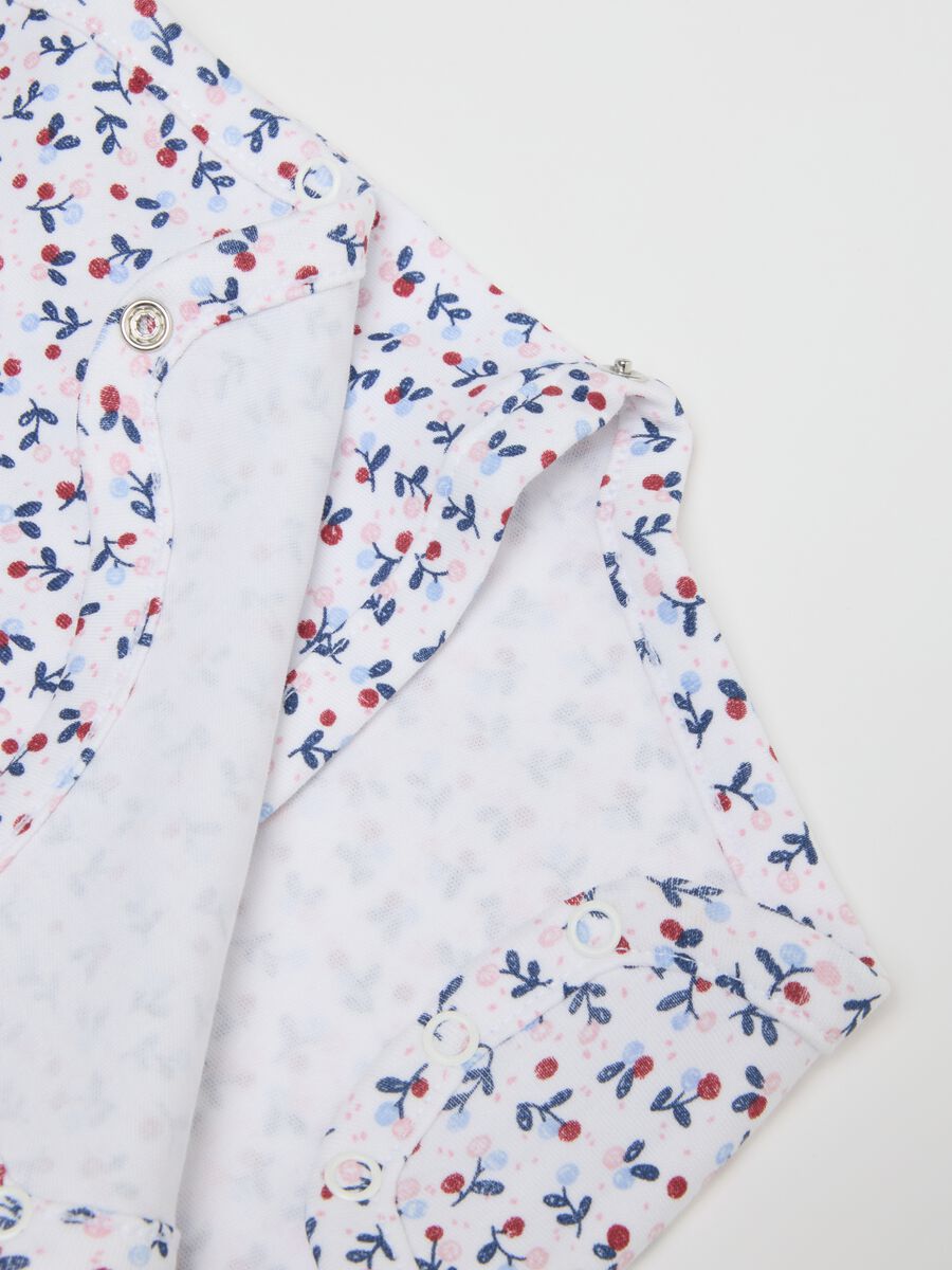 Two-pack white and multicolour bodysuits for newborn_2