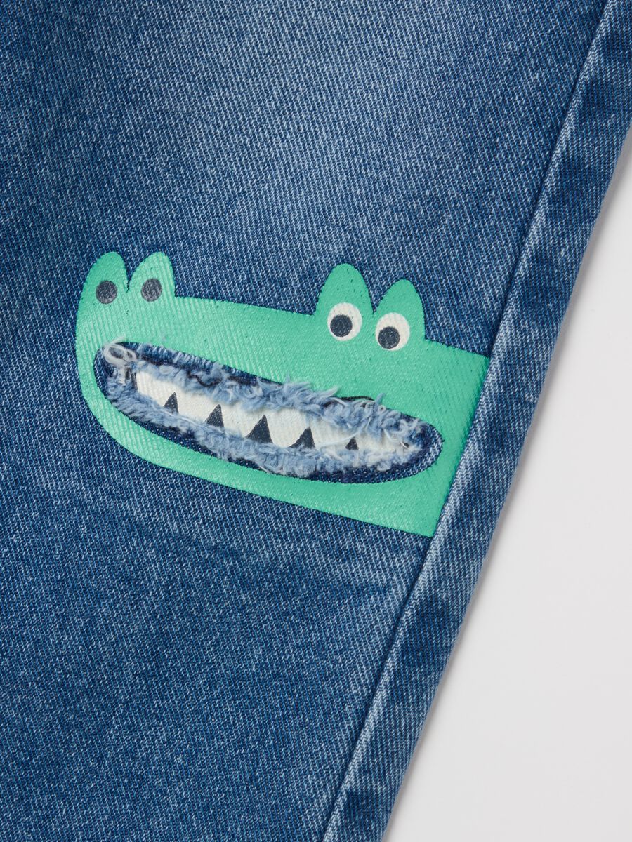Five-pocket jeans with crocodiles print_2