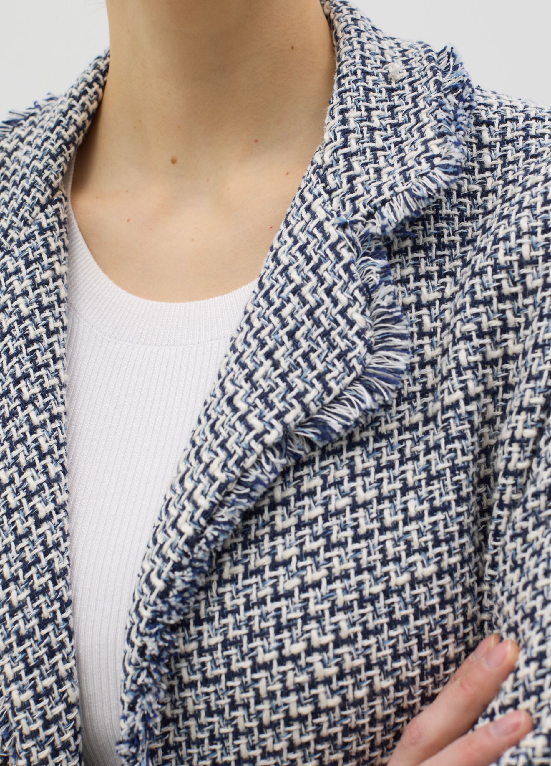 Blazer aperto in tweed sfrangiato bianco e blu