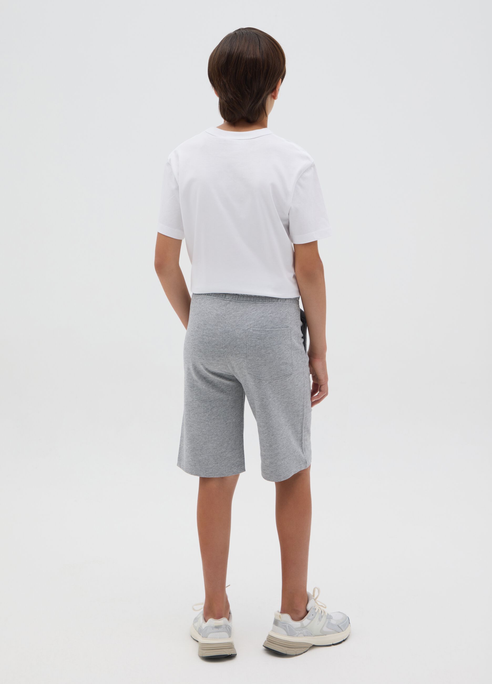 Grey fleece Bermuda shorts with pockets and drawstring