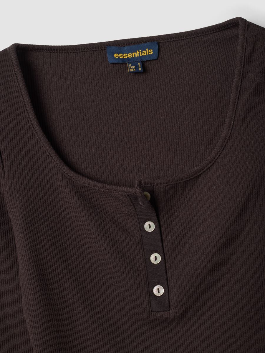 T-shirt marrone in viscosa elasticizzata con girocollo_2