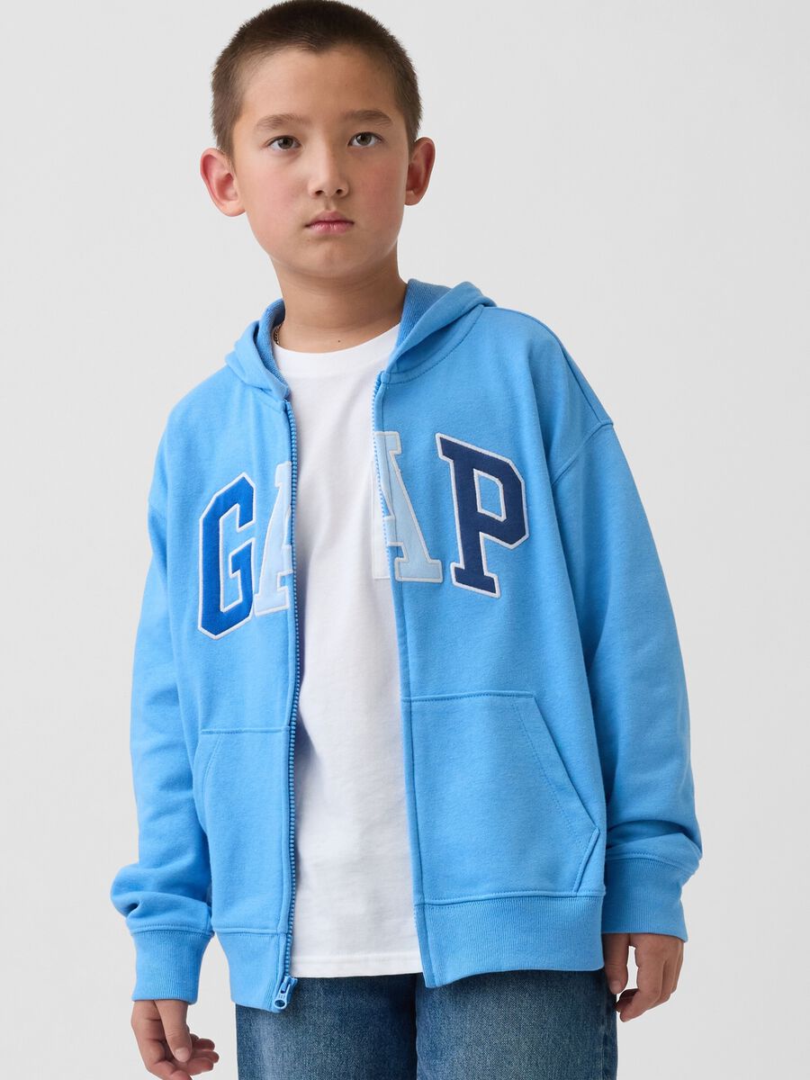 Felpa in misto cotone azzurra da bambino con logo, zip e cappuccio_0