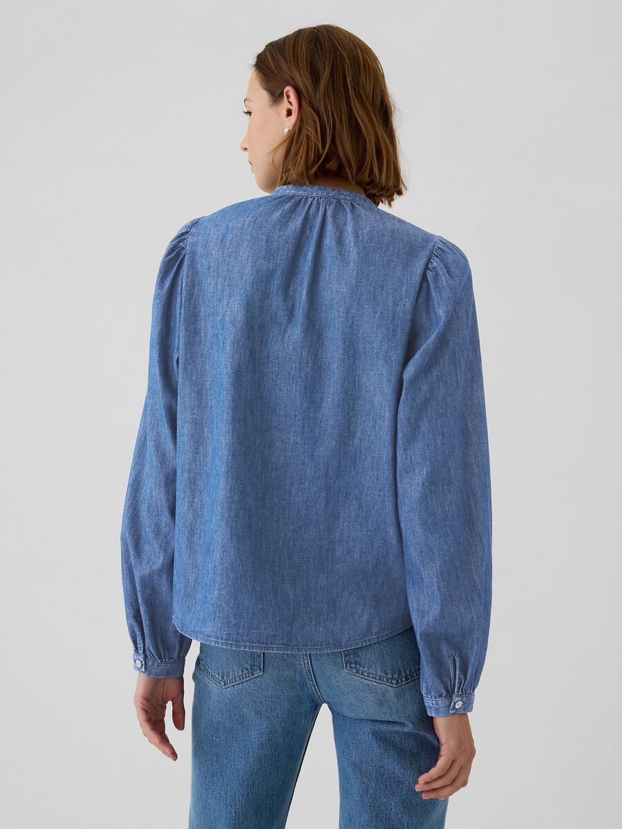Camicia in denim blu con dettagli lavorati_2