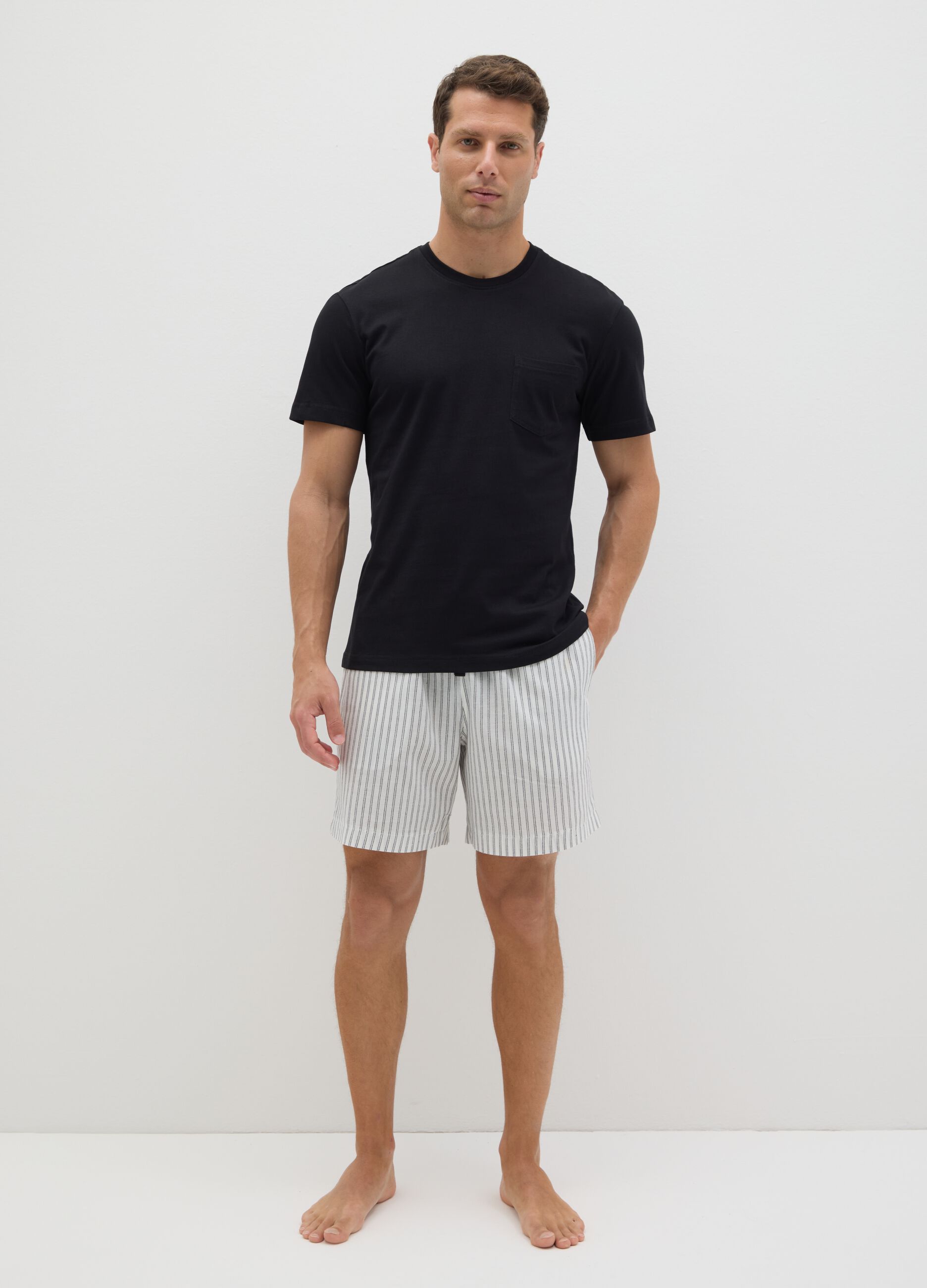Pigiama da uomo in puro cotone nero regular fit con pantaloncini a quadri