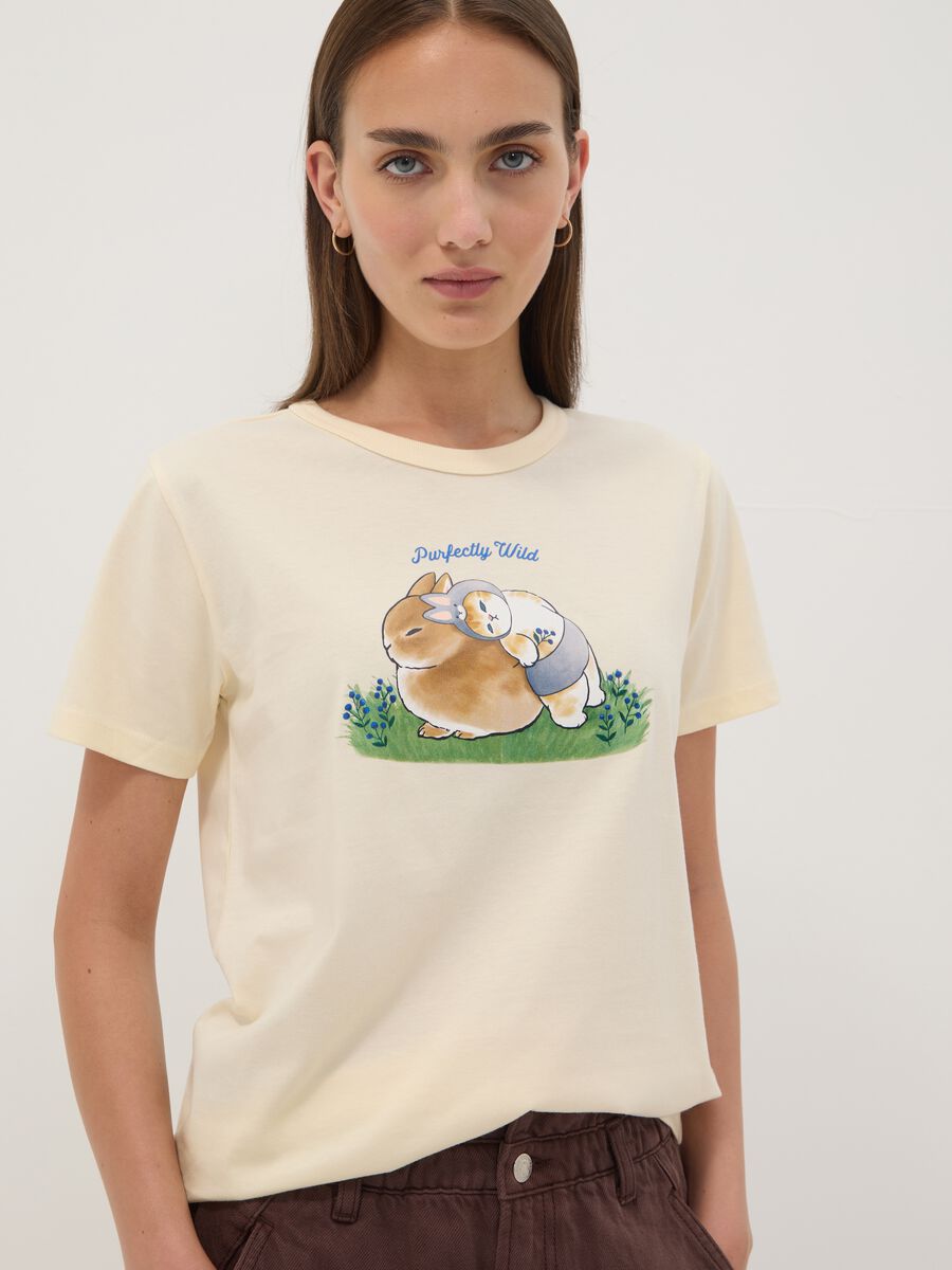 T-shirt beige in puro cotone con stampa animaletti regular fit_2