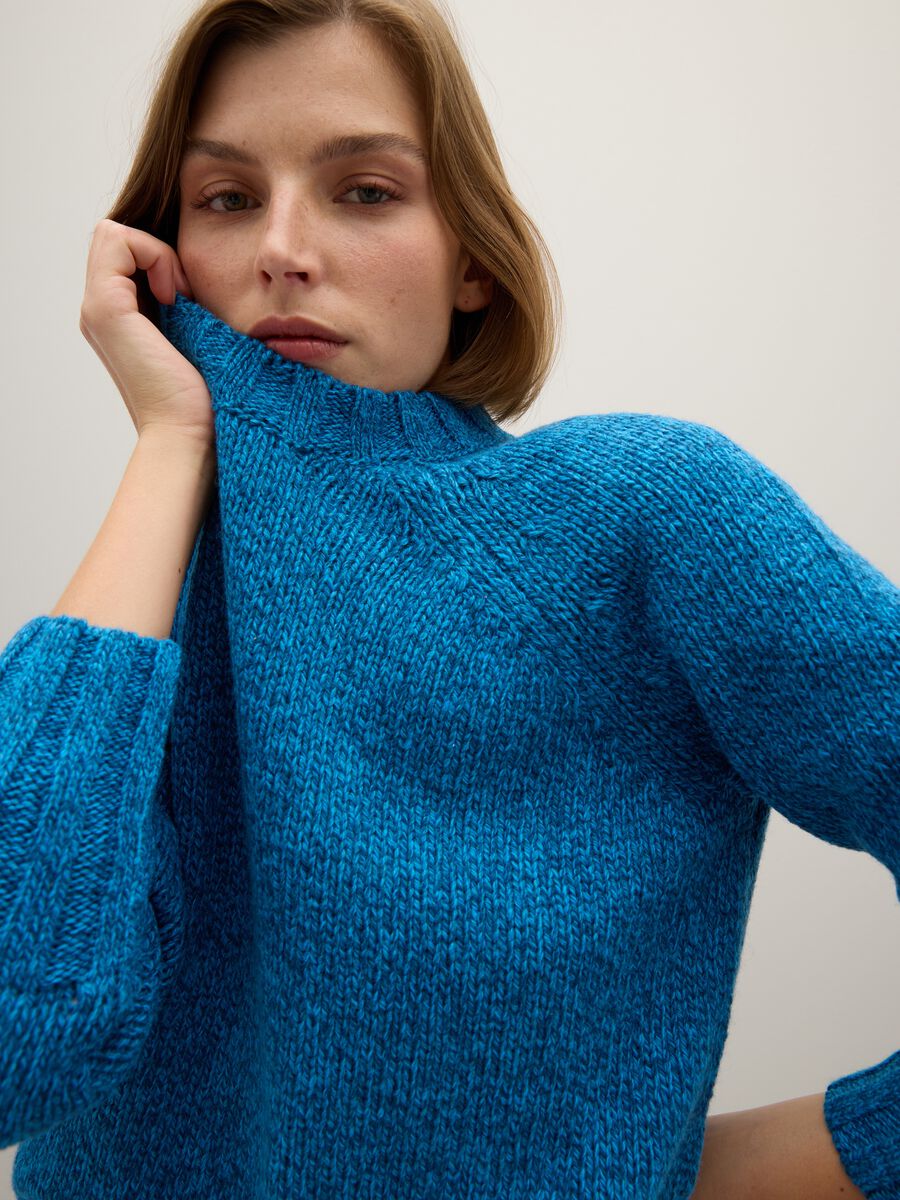 Blue pullover with round neck and jersey knit_1