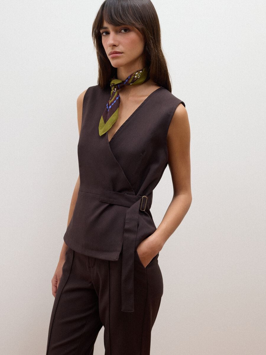 Gilet marrone in viscosa elasticizzata con cintura_0