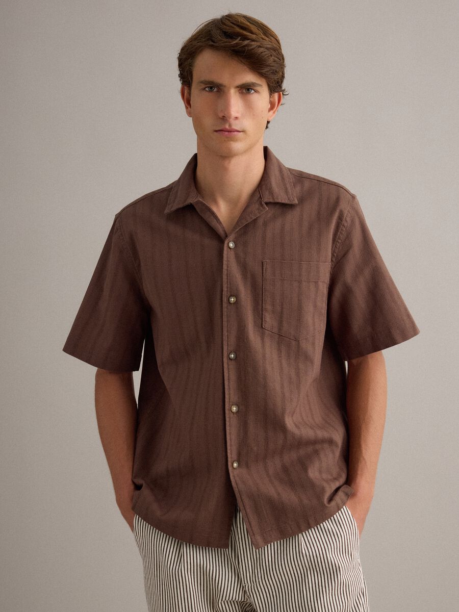 Camicia in puro cotone marrone regular fit con righe e taschino_1