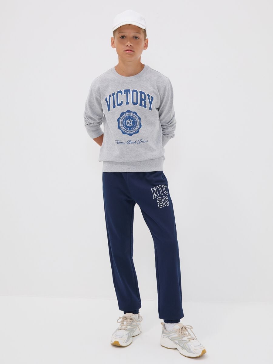 Jogger blu in puro cotone con stampa college per ragazzo_0