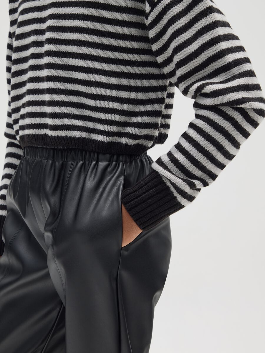 Maglione nero e bianco a righe_2