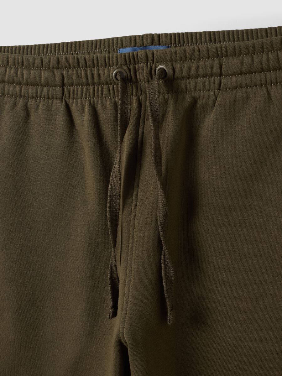 Shorts verdi in misto cotone con vita elasticizzata regular fit_5