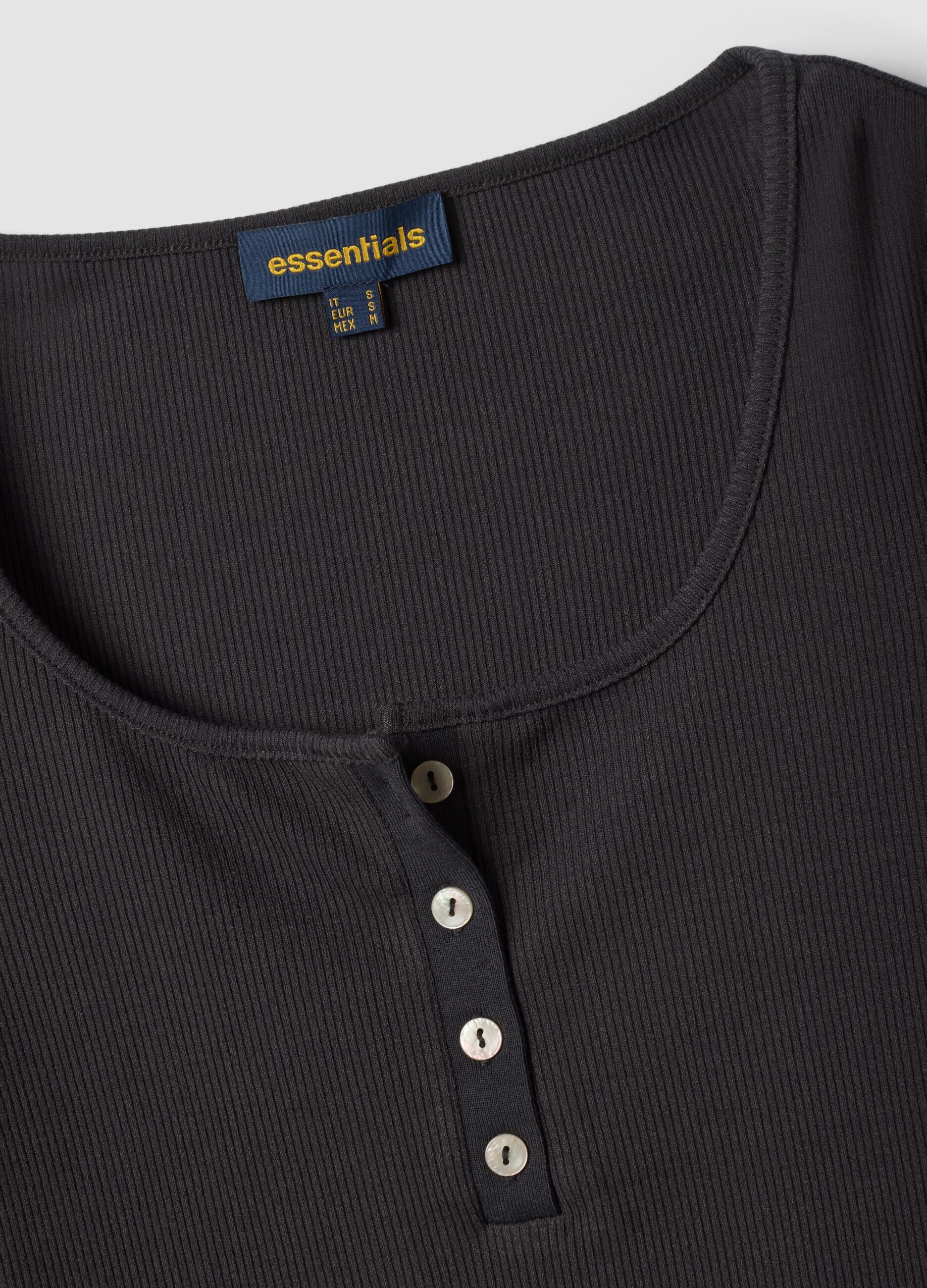 T-shirt nera in viscosa elasticizzata con girocollo