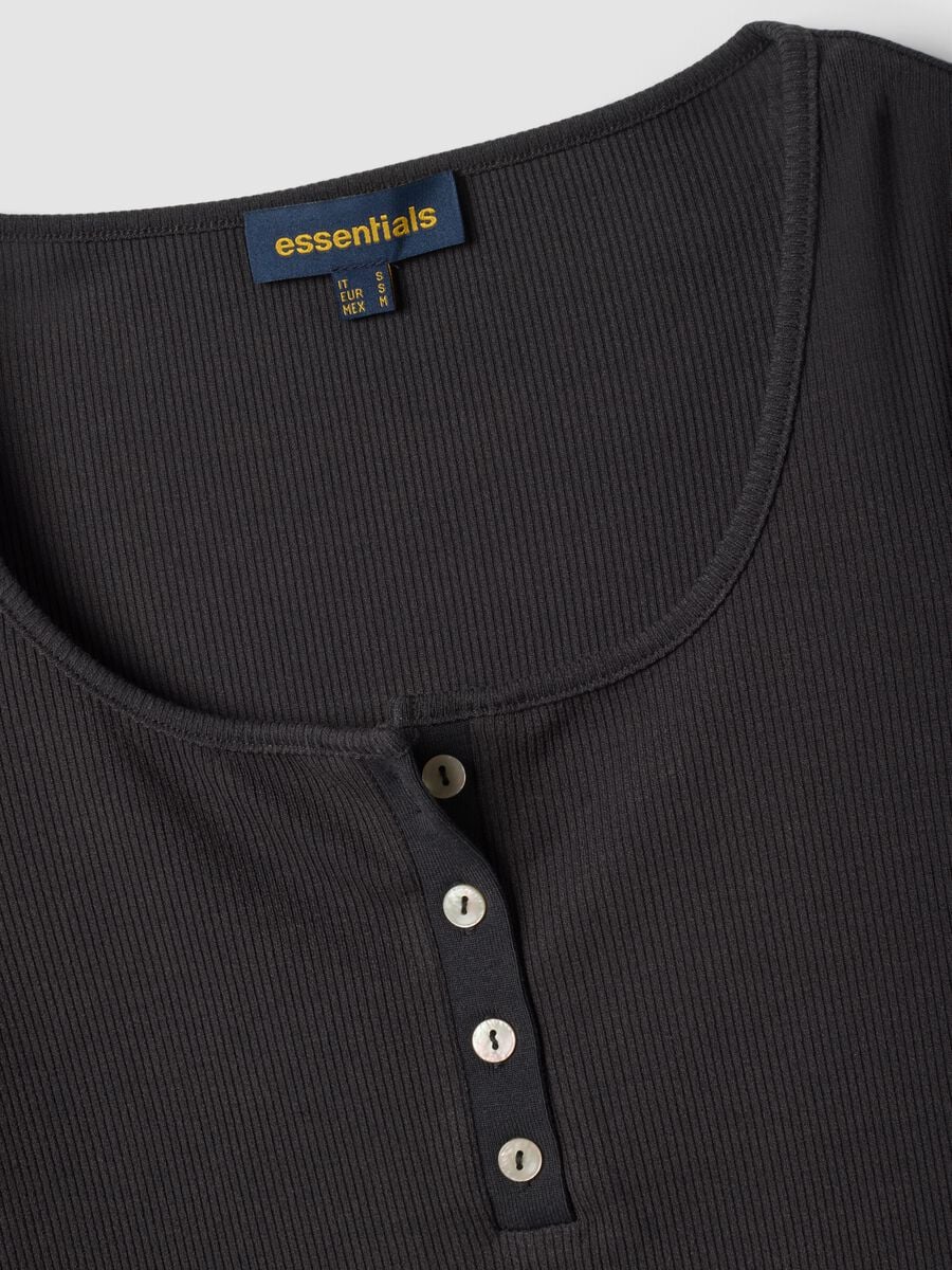 T-shirt nera in viscosa elasticizzata con girocollo_5