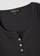 T-shirt nera in viscosa elasticizzata con girocollo_5