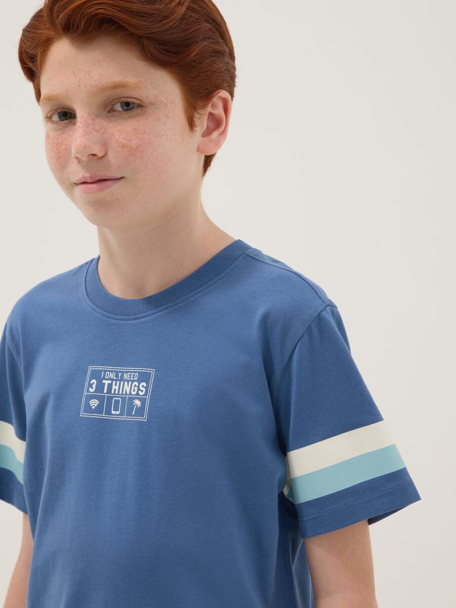 T-shirt azzurra in puro cotone da ragazzo con righe sulle maniche_0