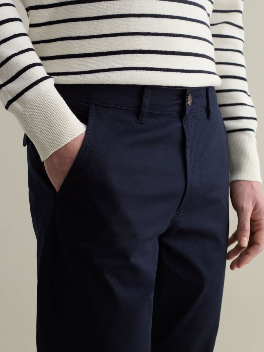 Slim-fit chinos in stretch twill_3