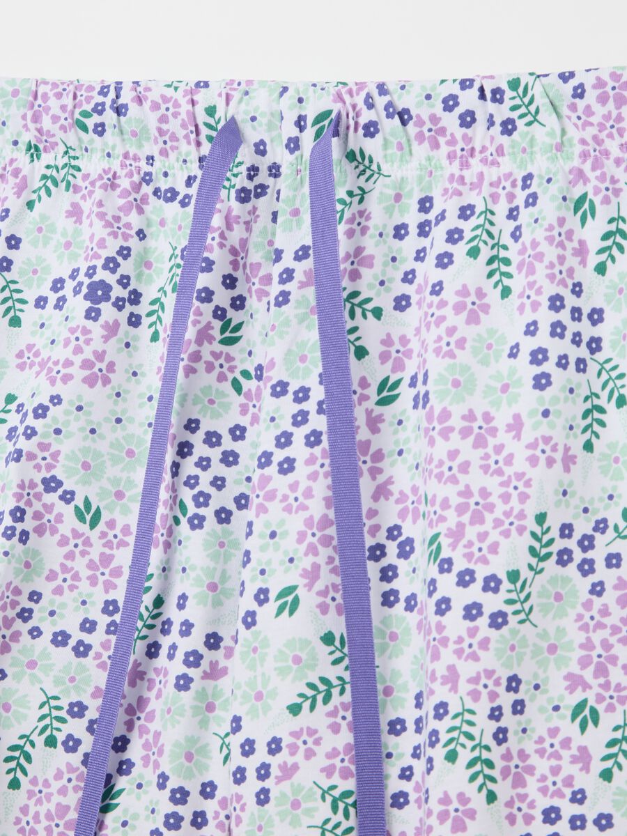 Short white pyjama trousers with drawstring and small flowers print_1