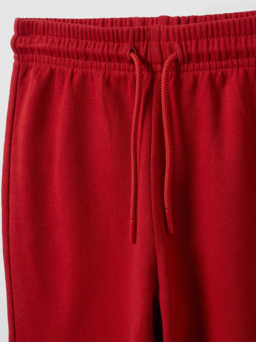 Jogger rosso in puro cotone organico regular fit per bambino_2