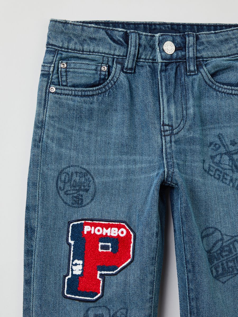 Jeans cinque tasche con patch e stampa_5
