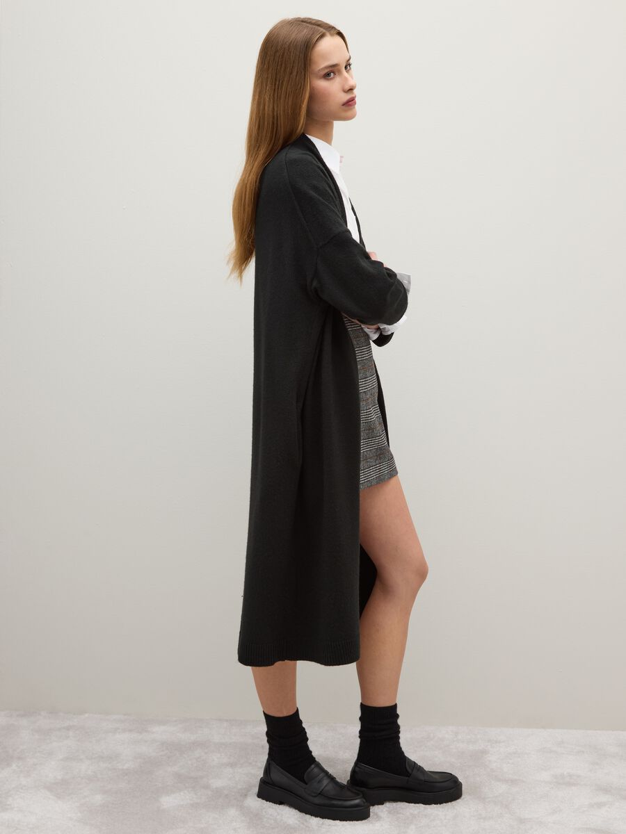 Cardigan lungo nero e vestibilità over_0