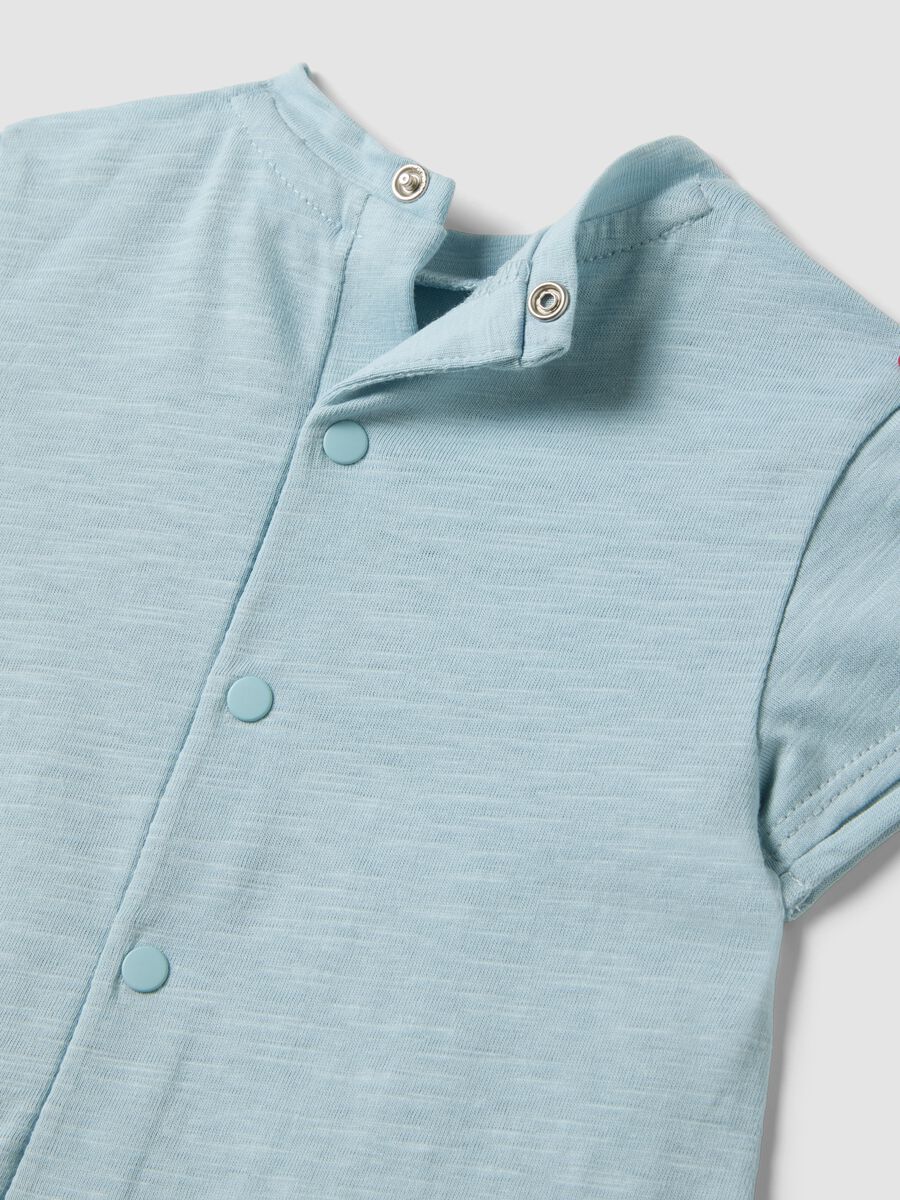 Pagliaccetto in puro cotone azzurro da neonato con macchinina_3