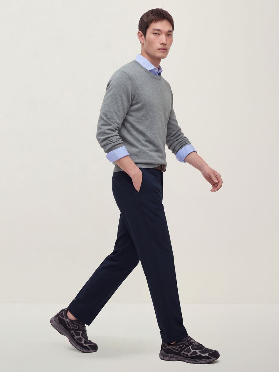 Pantaloni chino blu in twill di viscosa elasticizzata slim fit_0