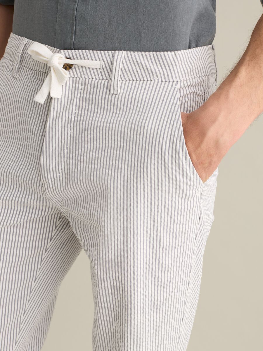Seersucker chino trousers with white and grey stripes_2