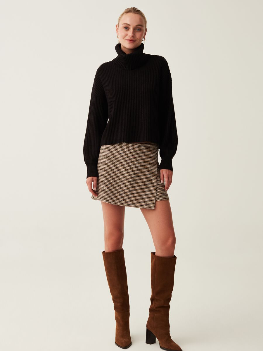 Pullover a coste con collo alto ad anello_1