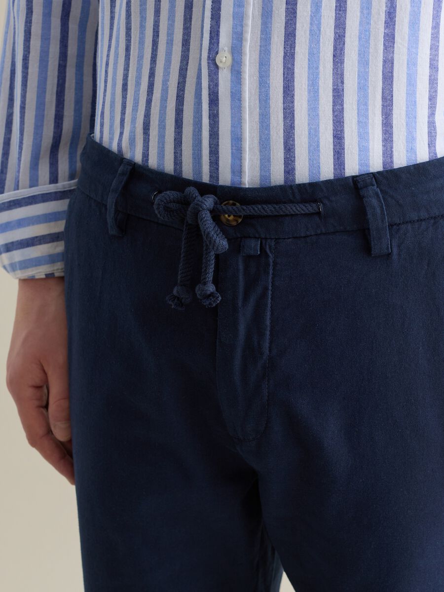 Blue chino trousers in linen and cotton_2