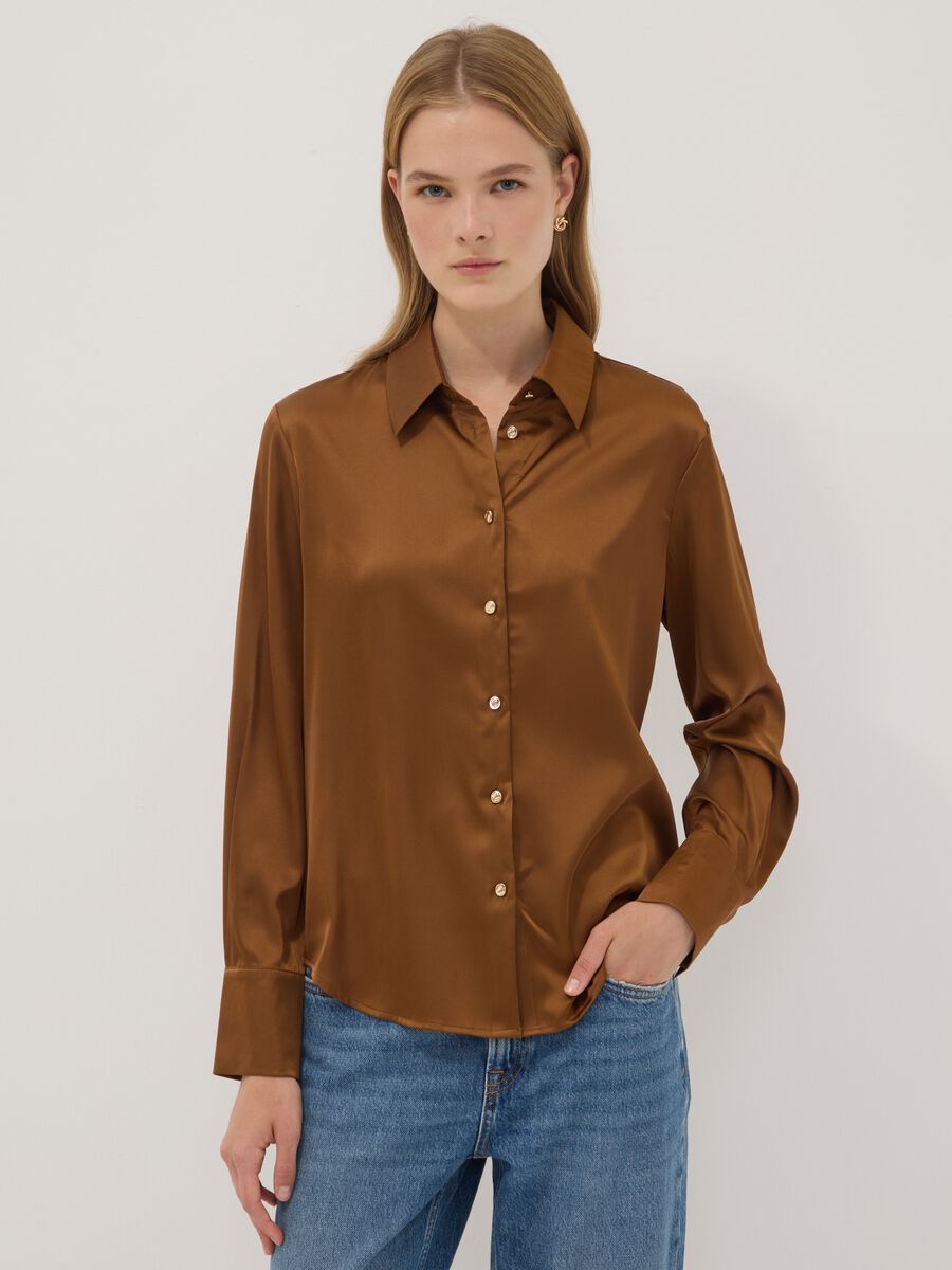 Camicia marrone in tessuto elasticizzato con collo classico_0