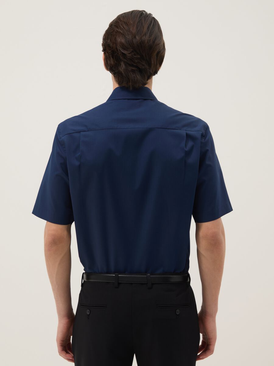 Camicia blu a maniche corte con colletto classico_2