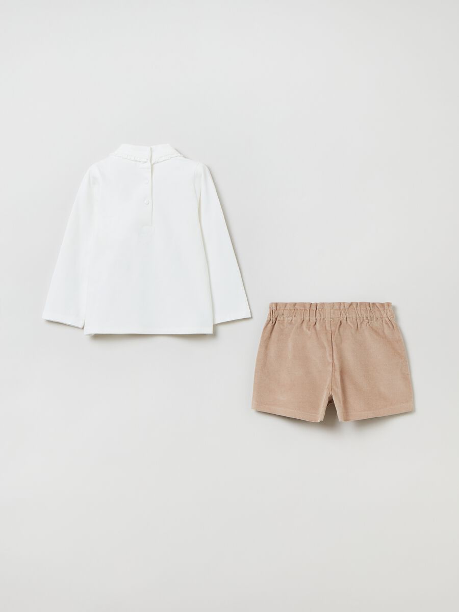 Set t-shirt a collo alto e shorts_1