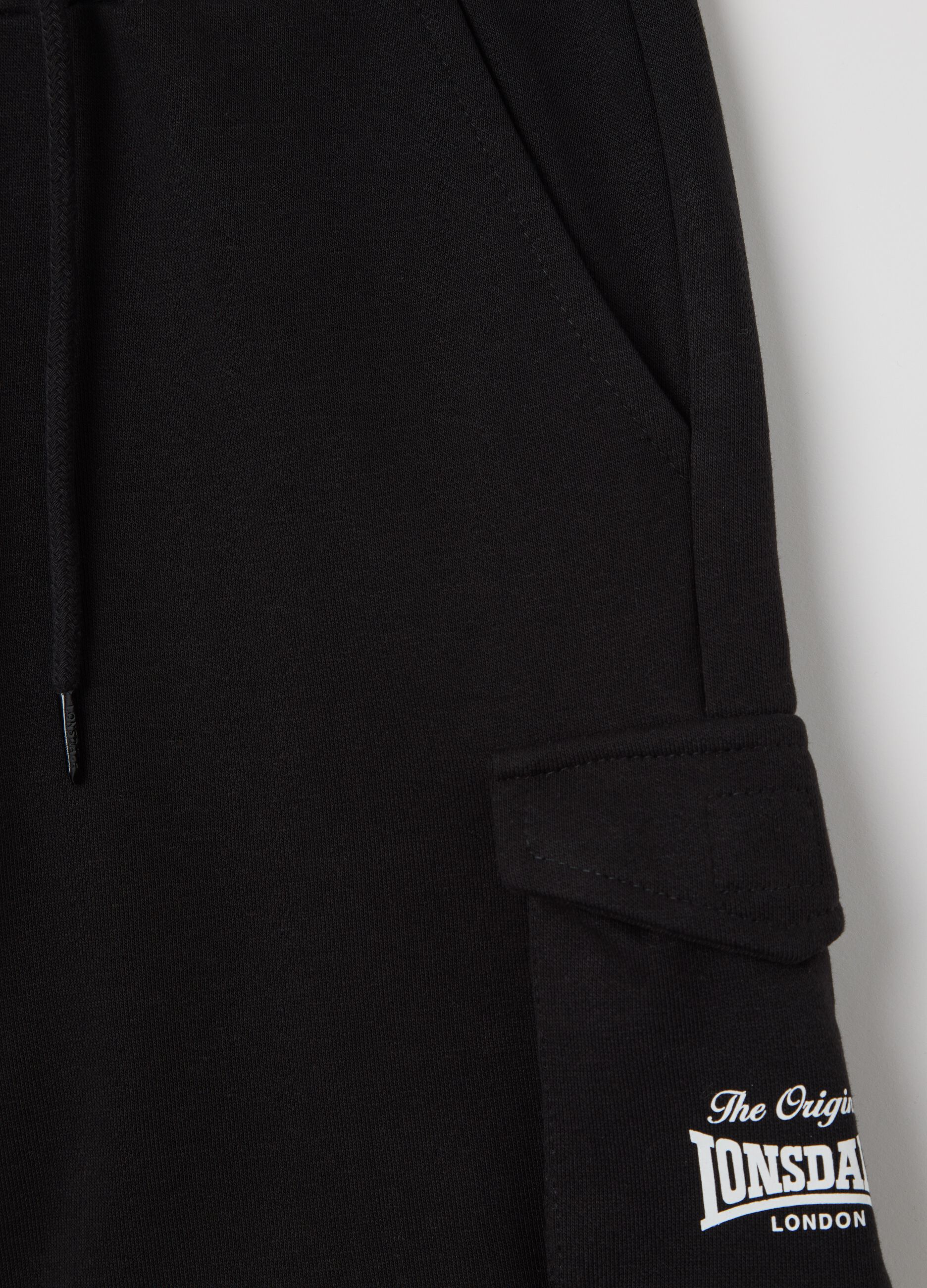Bermuda cargo in felpa nero con stampa logo