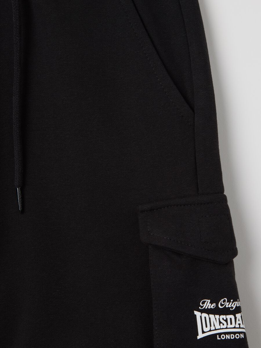 Bermuda cargo in felpa nero con stampa logo_5
