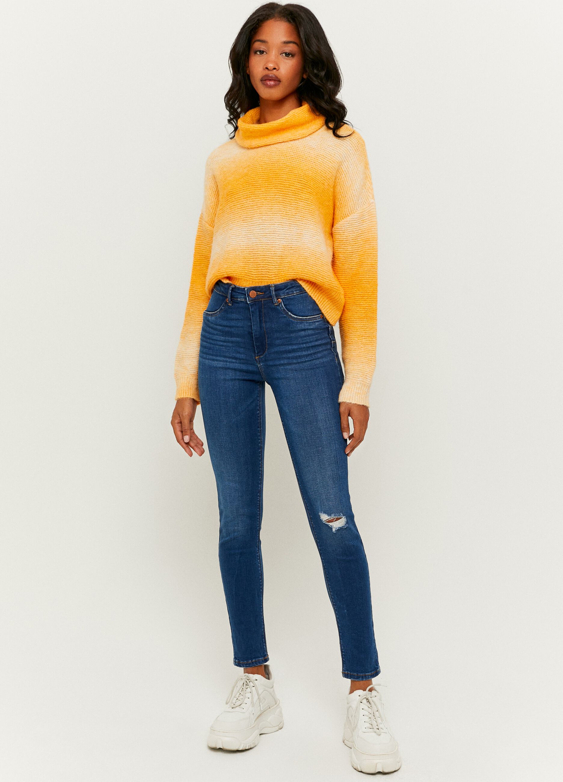 Jeans con hotsell strappo
