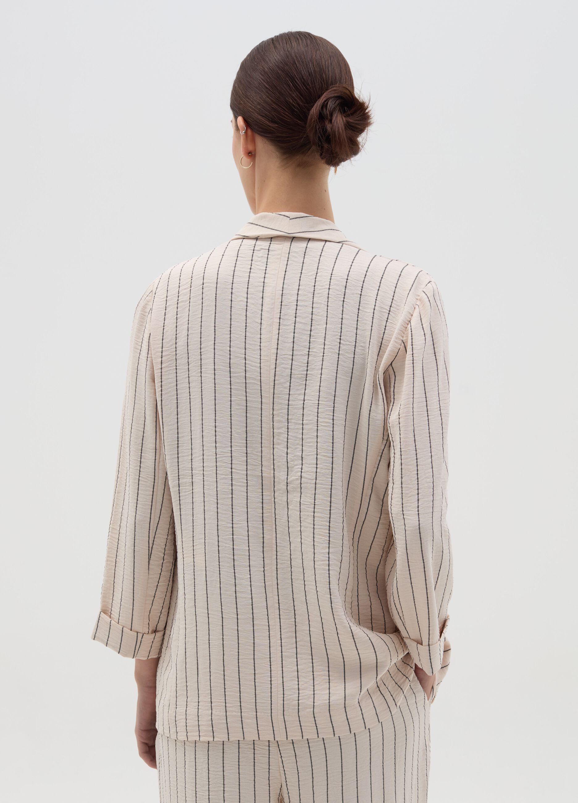 Open crinkle-effect fluid blazer