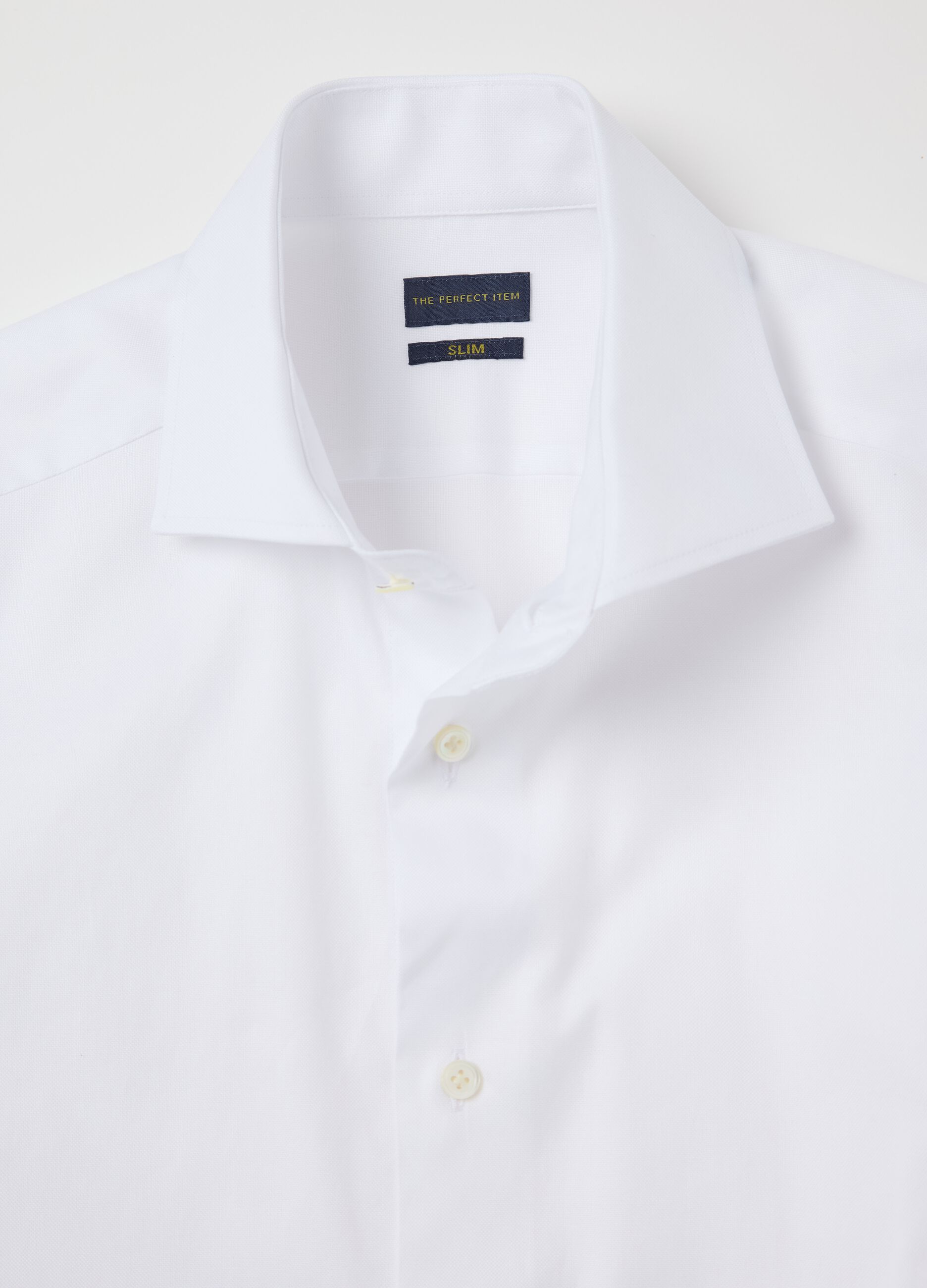 Men’s white slim-fit shirt in 100% cotton with cutaway collar