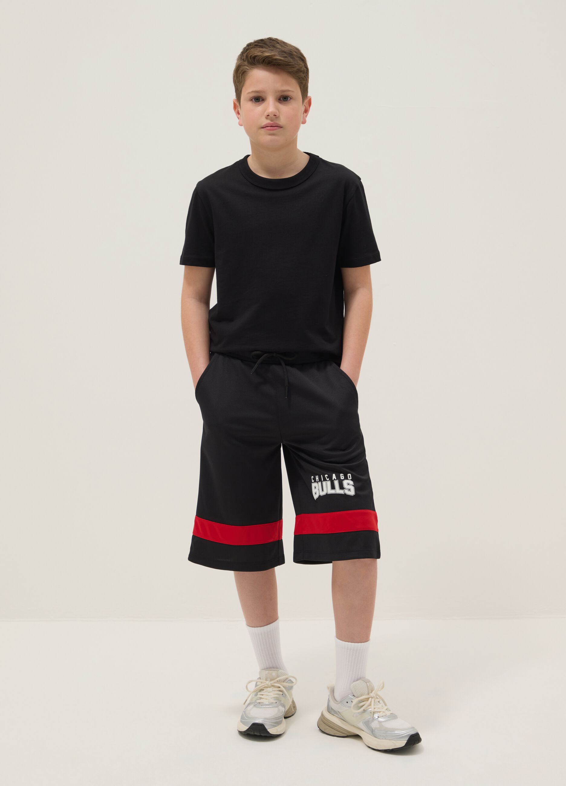 Kids' black and red regular fit shorts with Chicago Bulls logo