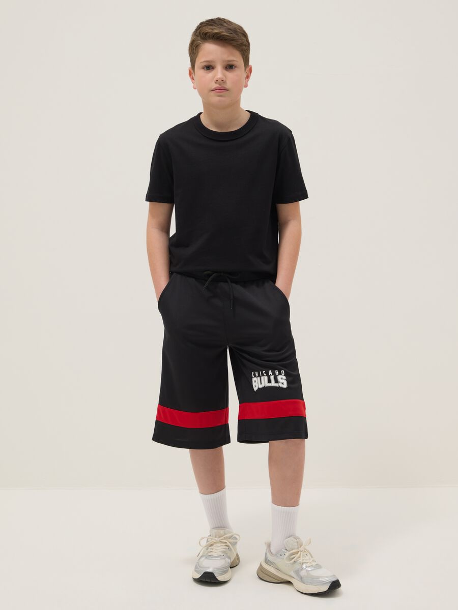 Kids' black and red regular fit shorts with Chicago Bulls logo_0