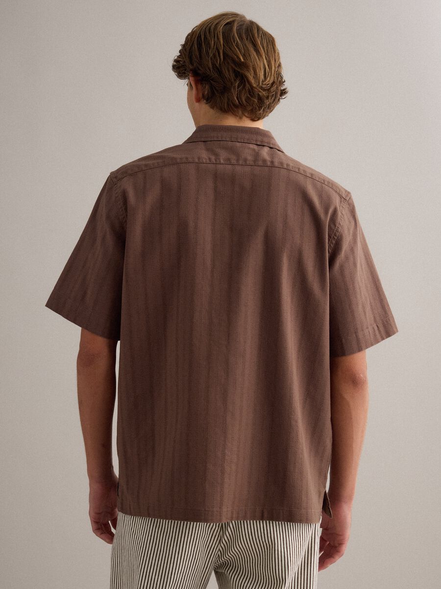 Camicia in puro cotone marrone regular fit con righe e taschino_3