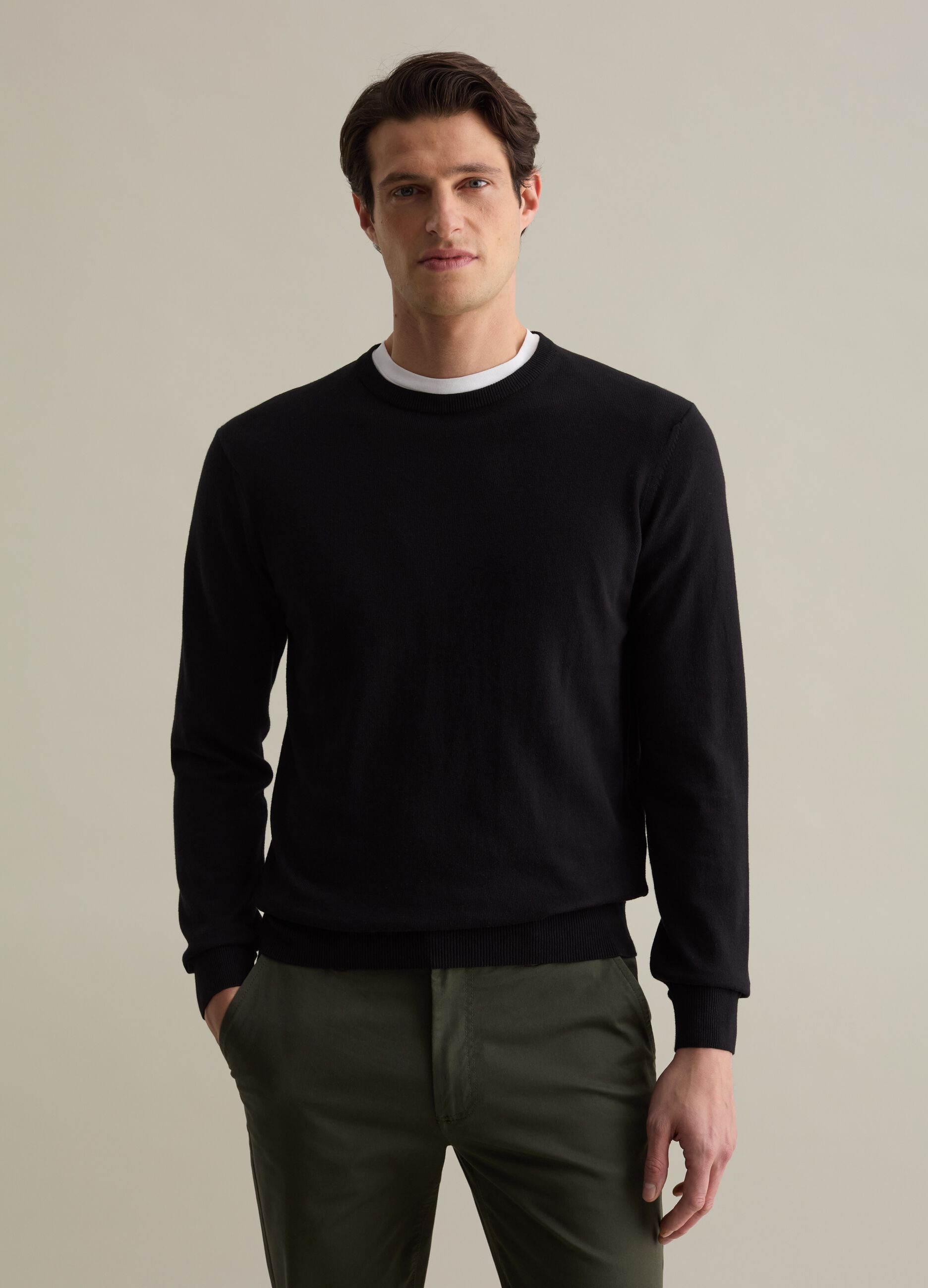 Solid colour pullover with round neck