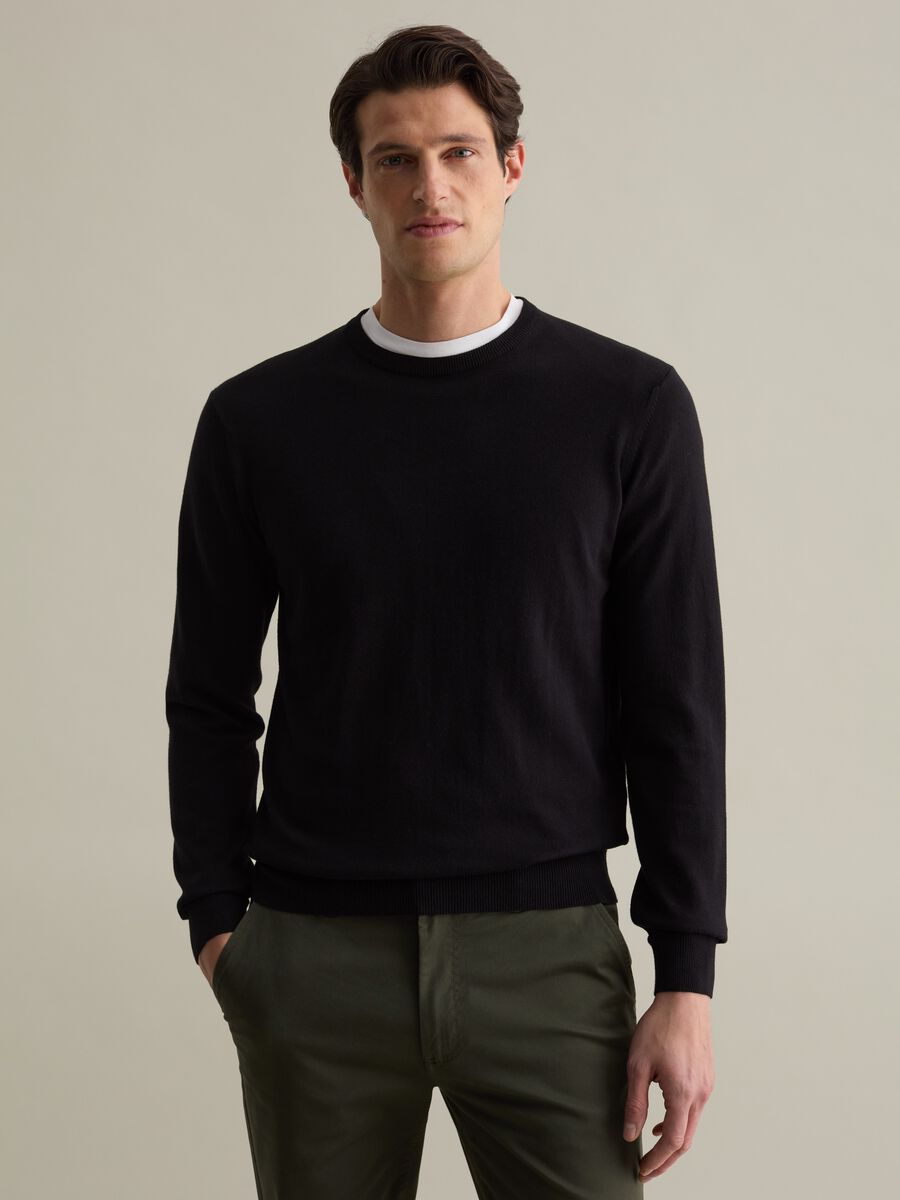 Solid colour pullover with round neck_0