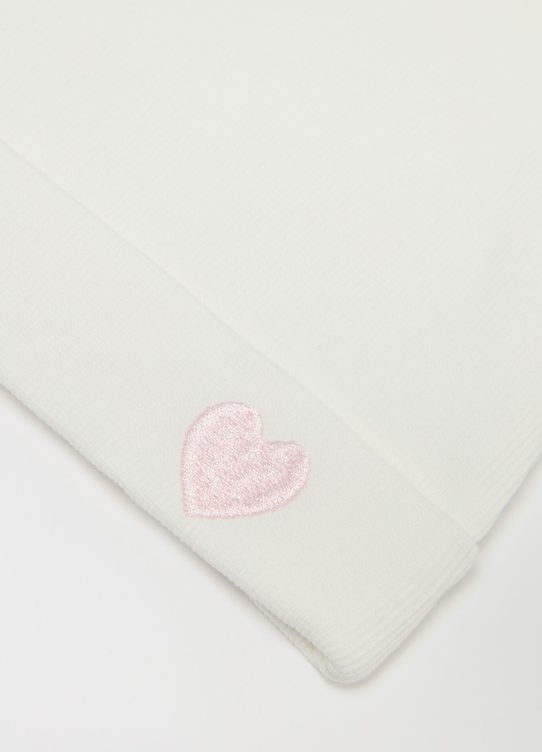 Berretto in maglia con orecchie e ricamo cuore