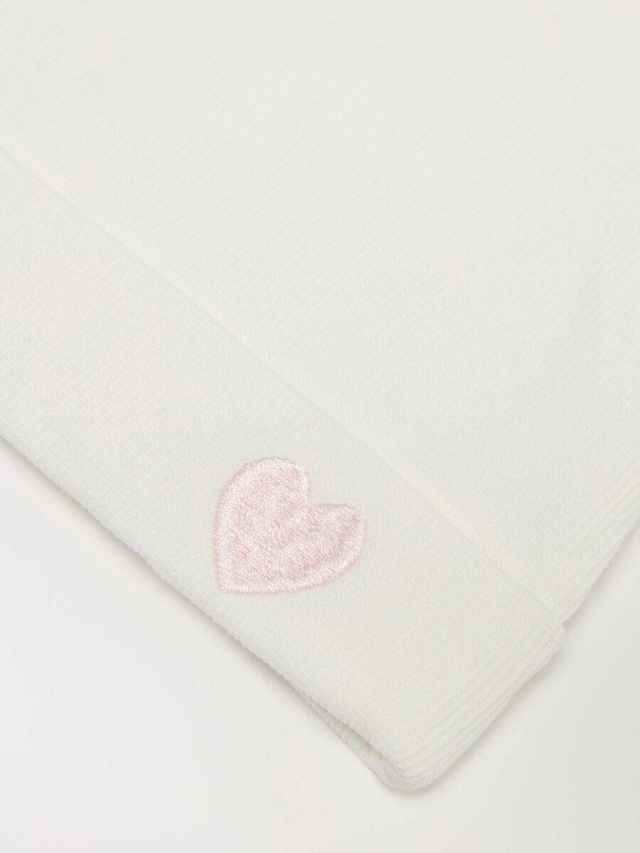 Berretto in maglia con orecchie e ricamo cuore_1