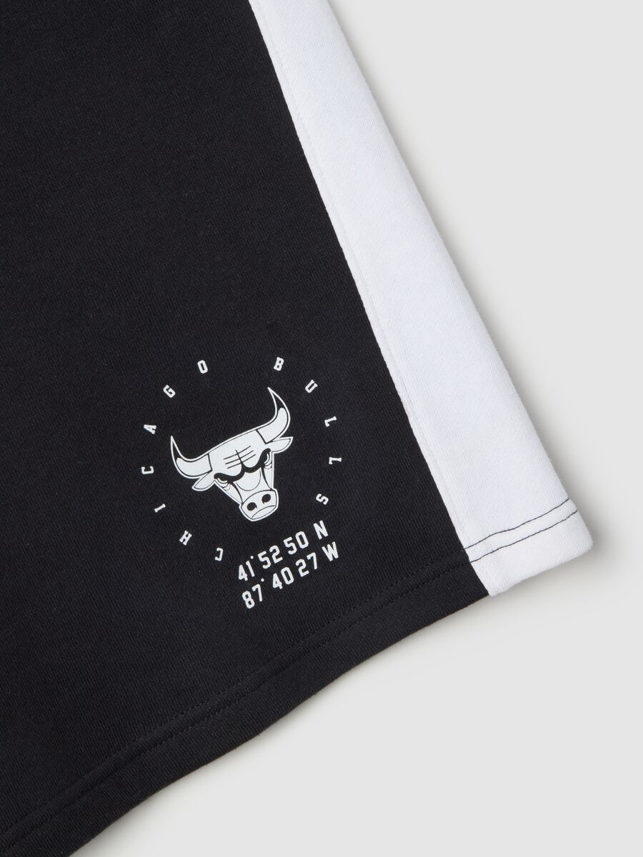 Black cotton blend regular fit sports shorts with Chicago Bulls logo_5