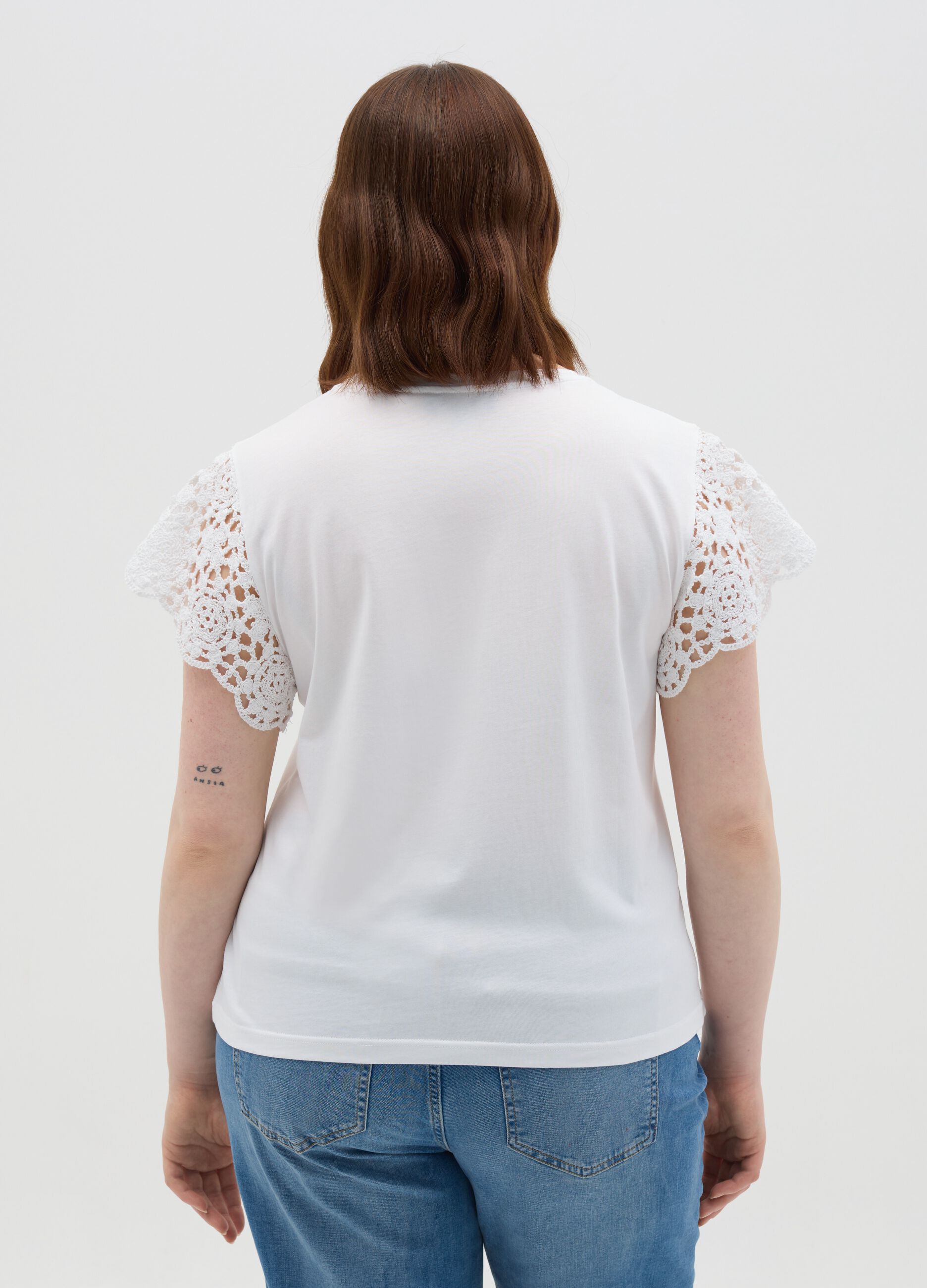Curvy white T-shirt with crochet sleeves